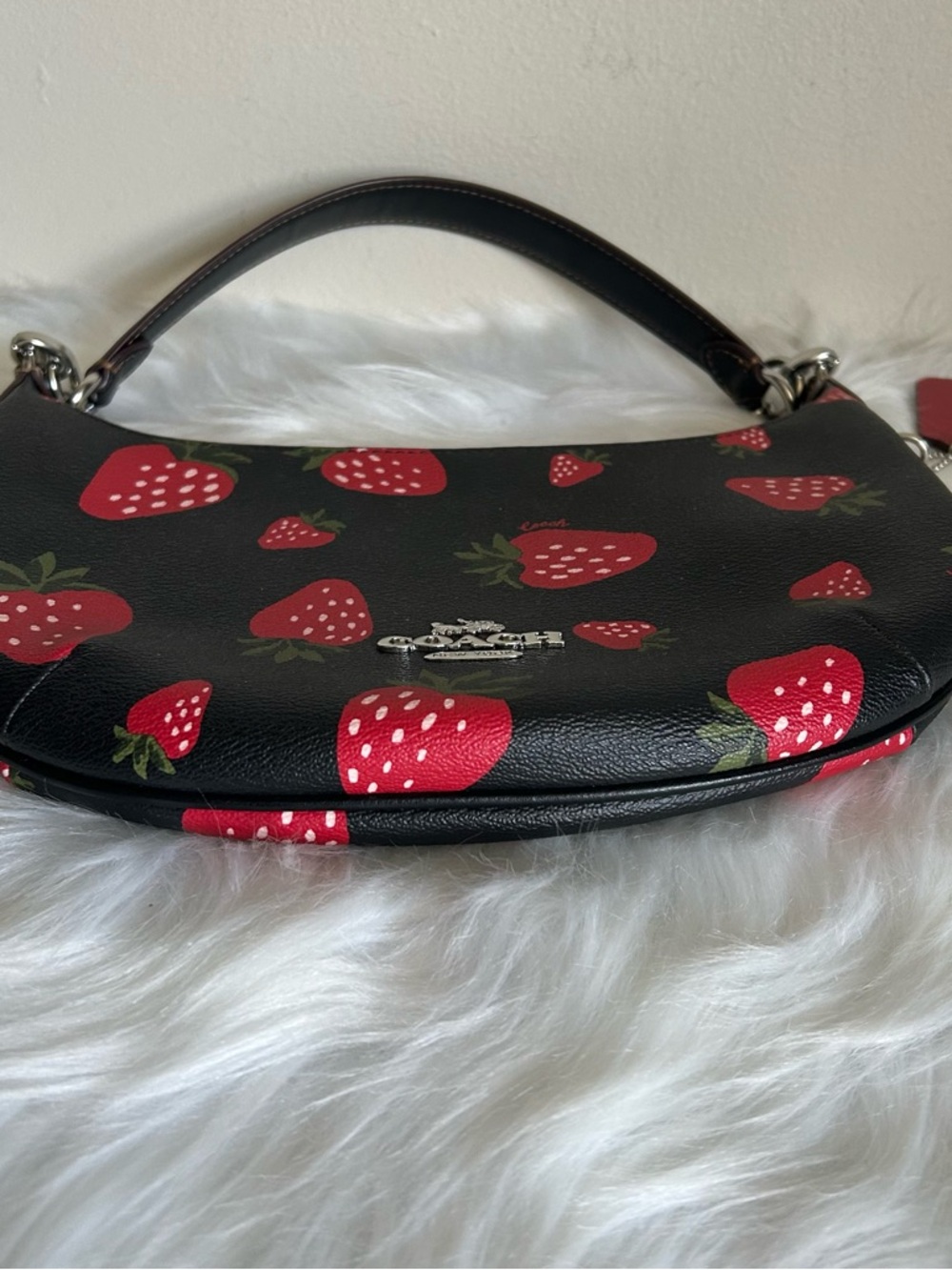 Coach Payton Hobo Black Strawberry Pebbled Leather Shoulder Bag Good - Picture 3 of 7